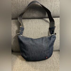 Levi’s dark denim shoulder bag with a 90s vibe